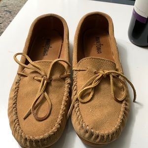 Minnetonka men’s moccasin shoes